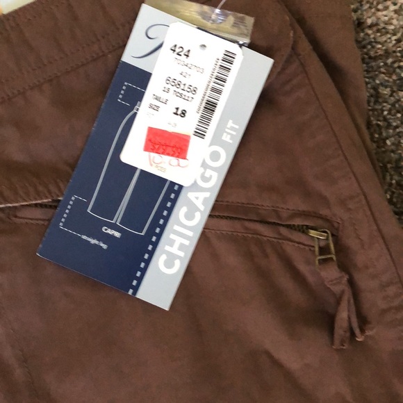 Penningtons - NWT - Chicago fit Capris - Picture 4 of 6